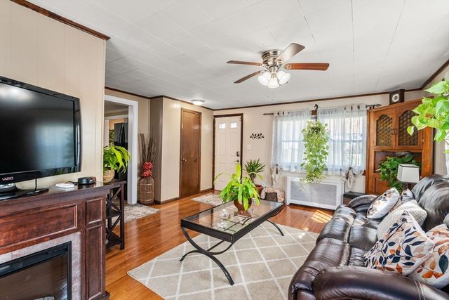 40 Manor Rd, Shrewsbury, MA 01545