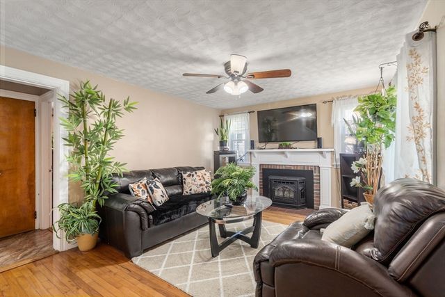 40 Manor Rd, Shrewsbury, MA 01545