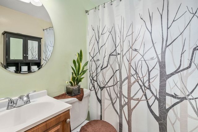 40 Manor Rd, Shrewsbury, MA 01545