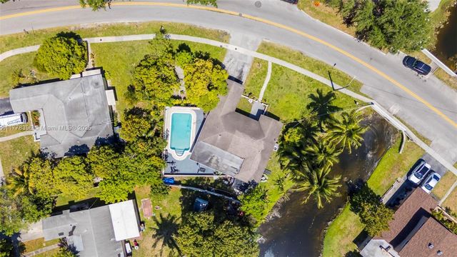 3800 NW 37th St, Lauderdale Lakes, FL 33309