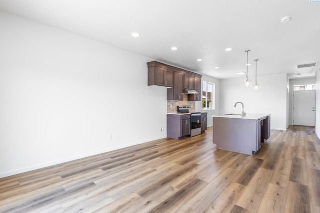 402 Amberly Ave, Grandview, WA 98930