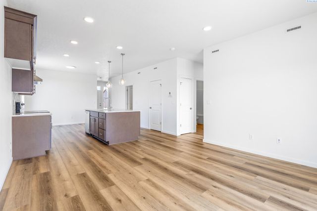 402 Amberly Ave, Grandview, WA 98930