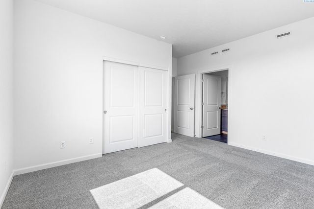 402 Amberly Ave, Grandview, WA 98930