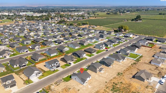 402 Amberly Ave, Grandview, WA 98930