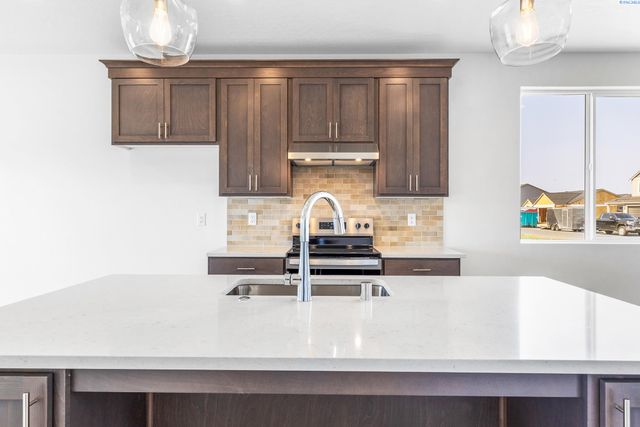 402 Amberly Ave, Grandview, WA 98930