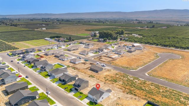 402 Amberly Ave, Grandview, WA 98930