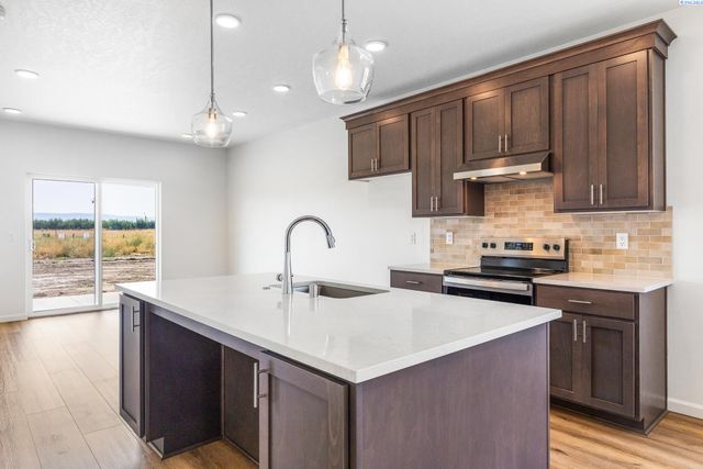 402 Amberly Ave, Grandview, WA 98930