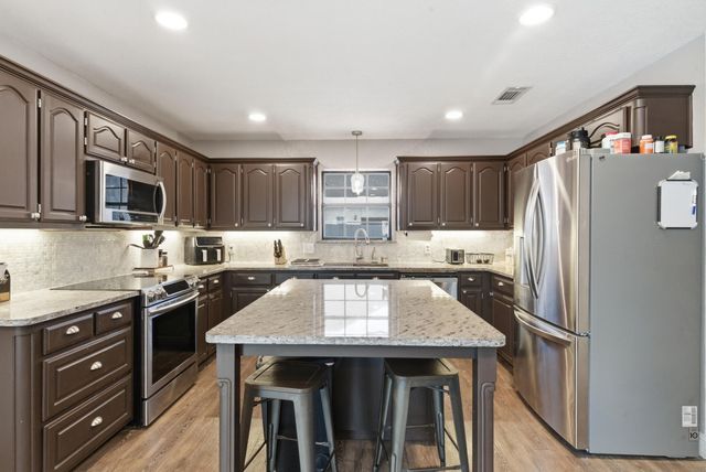 1936 Spinnaker Lane, Azle, TX 76020