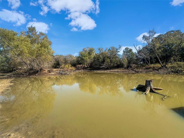 2845 Boehnke Road, Muldoon, TX 78949