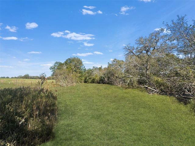 2845 Boehnke Road, Muldoon, TX 78949