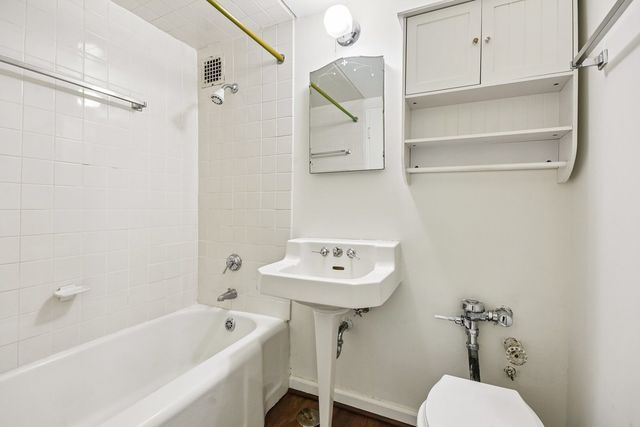 6123 N Winchester Avenue 2A, Chicago, IL 60660
