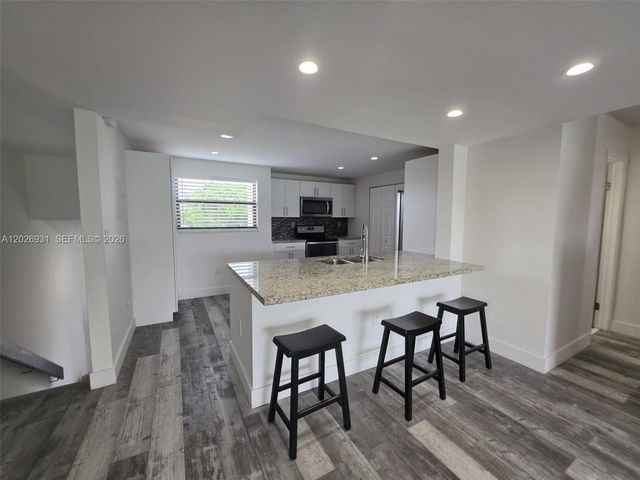 10003 NW 9th St Circle 2, Miami, FL 33172