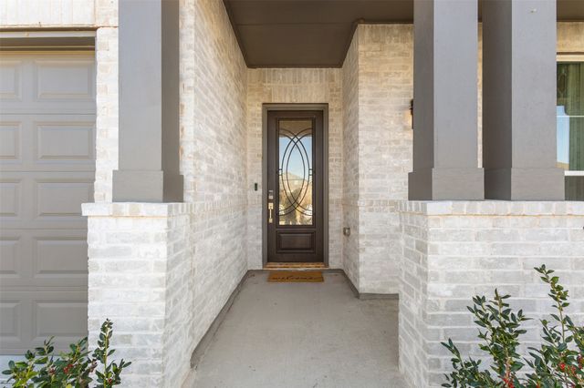 1136 Saddle Ridge Drive, Aubrey, TX 76227