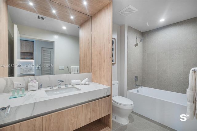 11 NE 6th St 2206, Miami, FL 33132