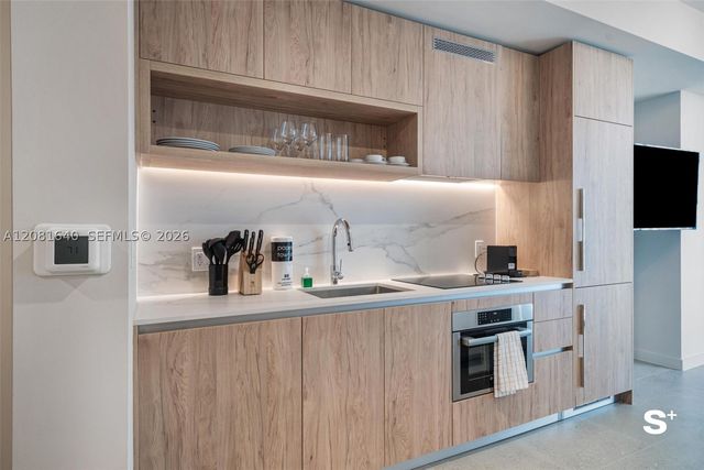 11 NE 6th St 2206, Miami, FL 33132