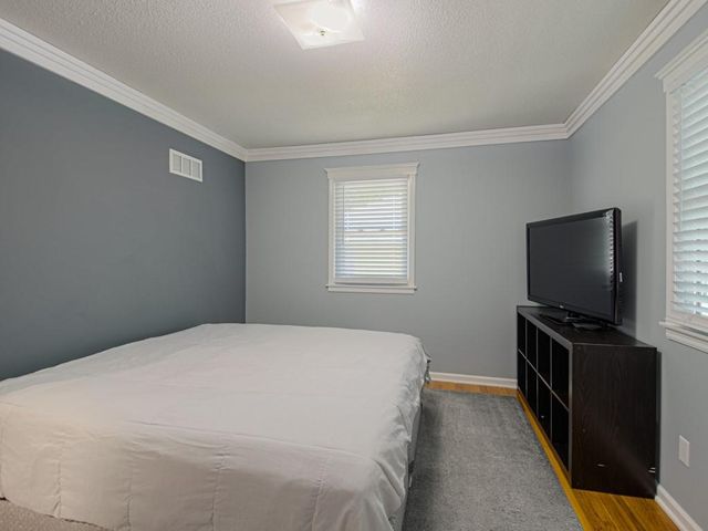 2213 N Mcbride Avenue, Sugar Creek, MO 64050