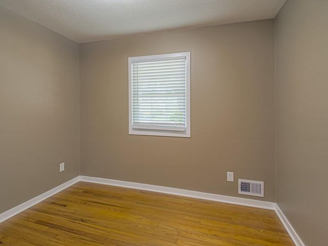 2213 N Mcbride Avenue, Sugar Creek, MO 64050