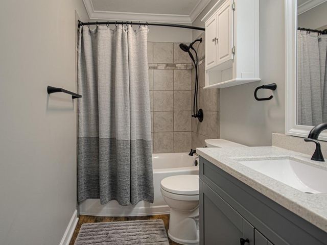 2213 N Mcbride Avenue, Sugar Creek, MO 64050