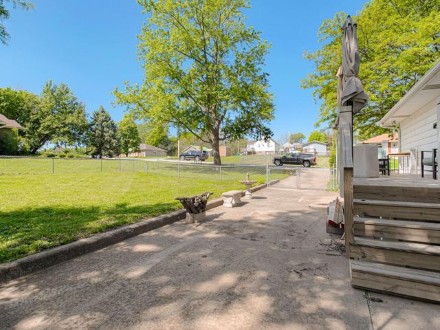 2213 N Mcbride Avenue, Sugar Creek, MO 64050
