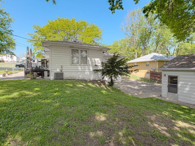 2213 N Mcbride Avenue, Sugar Creek, MO 64050