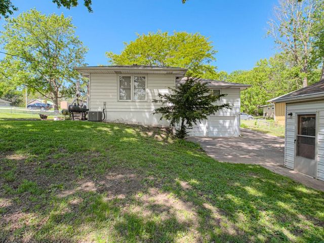 2213 N Mcbride Avenue, Sugar Creek, MO 64050