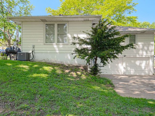 2213 N Mcbride Avenue, Sugar Creek, MO 64050
