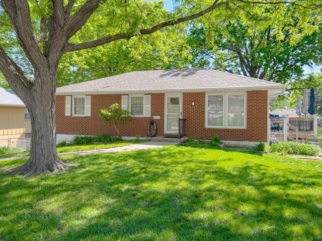 2213 N Mcbride Avenue, Sugar Creek, MO 64050