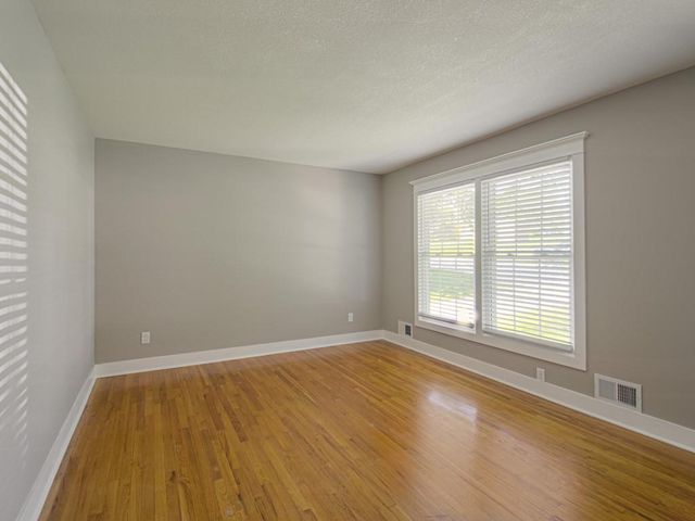 2213 N Mcbride Avenue, Sugar Creek, MO 64050