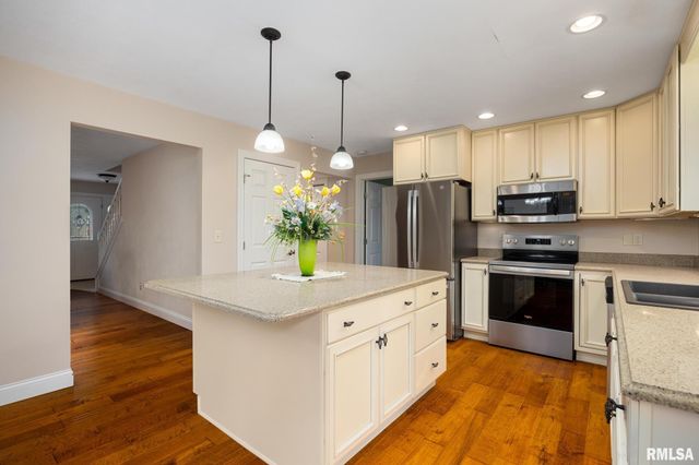 1921 DANE KELSEY Drive, Pekin, IL 61554