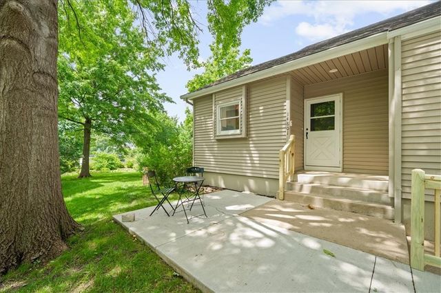 14801 S Arapaho Drive, Olathe, KS 66062