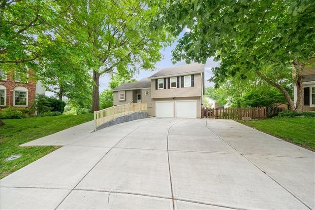 14801 S Arapaho Drive, Olathe, KS 66062