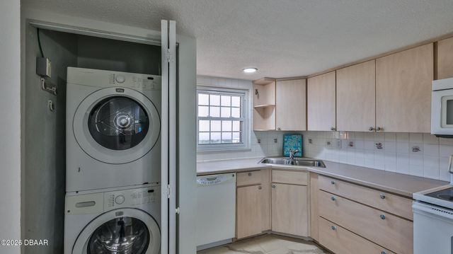 625 N Halifax Ave Apt 15, Daytona Beach, FL 32118