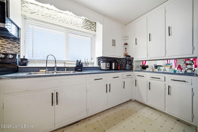 5135 Maryview Dr, Louisville, KY 40216