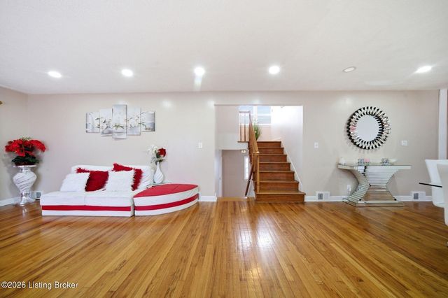 5135 Maryview Dr, Louisville, KY 40216