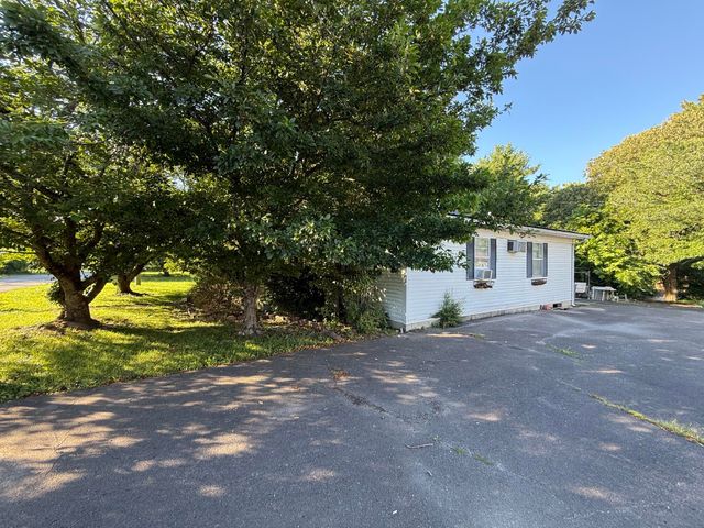 1046 Lakeway Drive, Russell Springs, KY 42642