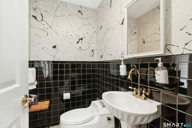 95 Alexandra Drive, Stamford, CT 06903