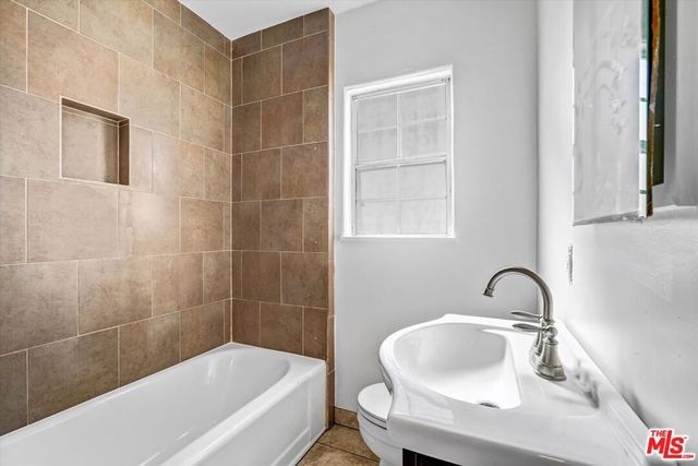 820 S Grevillea Avenue B, Inglewood, CA 90301