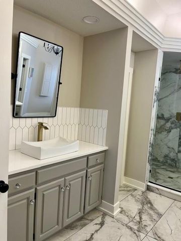 5929 NE Hidden Valley Drive, Lee's Summit, MO 64064