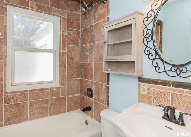 3017 BELLEVUE Avenue, Bettendorf, IA 52722