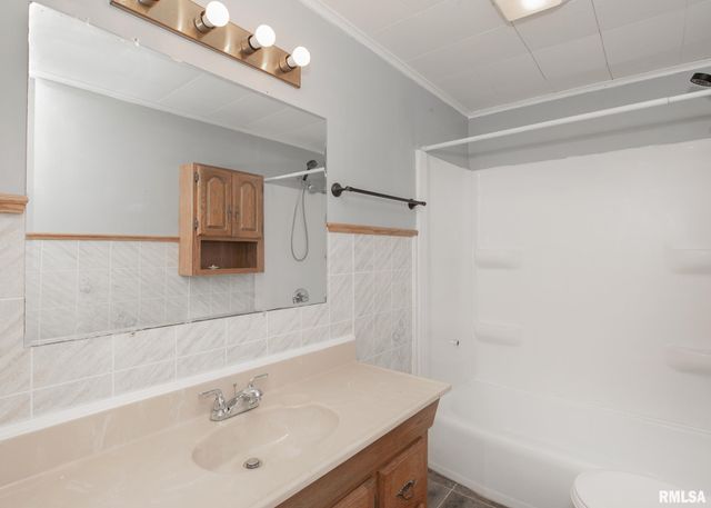 3017 BELLEVUE Avenue, Bettendorf, IA 52722