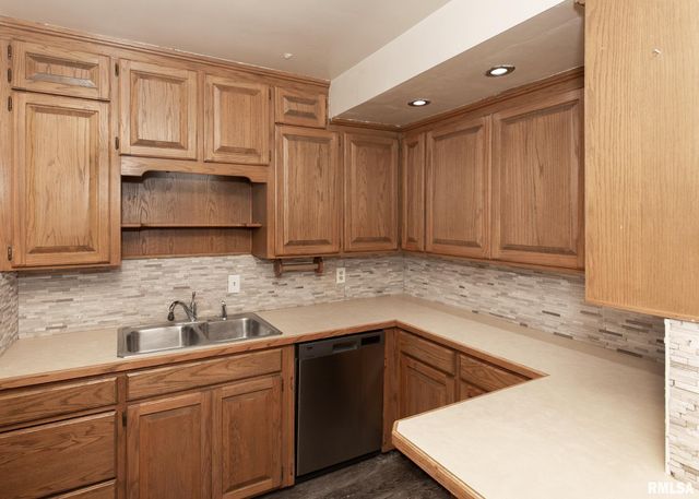 3017 BELLEVUE Avenue, Bettendorf, IA 52722