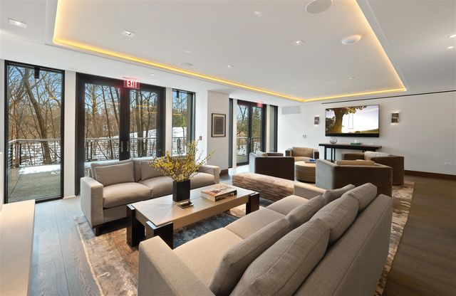 369 N Old Woodward Avenue 206, Birmingham, MI 48009