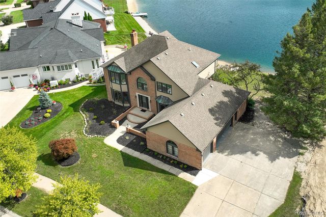 8828 Grace Street, Shelby Charter Township, MI 48317