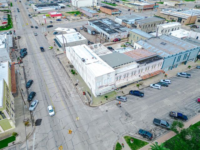 101 E Monseratte Street, El Campo, TX 77437