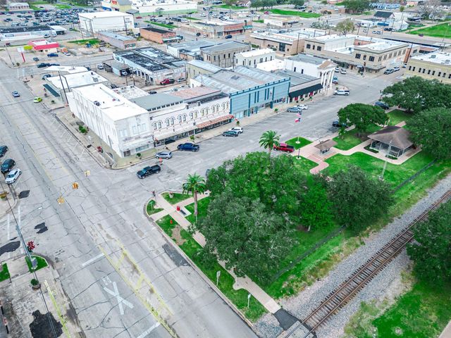 101 E Monseratte Street, El Campo, TX 77437