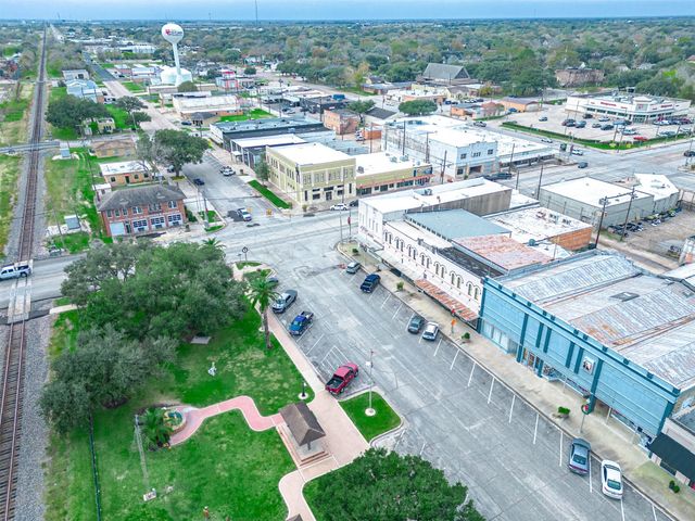 101 E Monseratte Street, El Campo, TX 77437