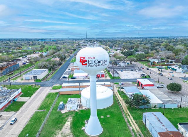 101 E Monseratte Street, El Campo, TX 77437