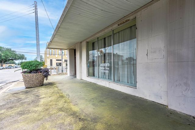 101 E Monseratte Street, El Campo, TX 77437