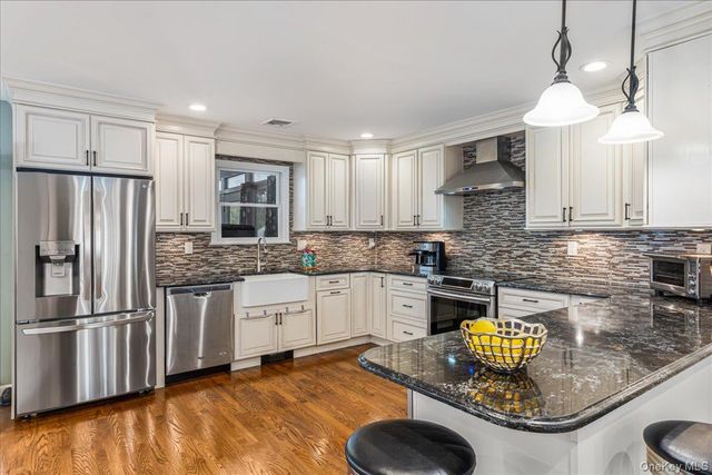 18 Robert Drive, Huntington, NY 11743