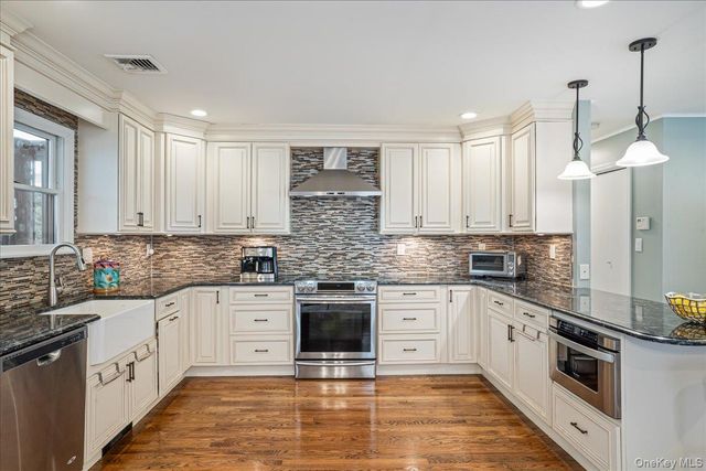 18 Robert Drive, Huntington, NY 11743